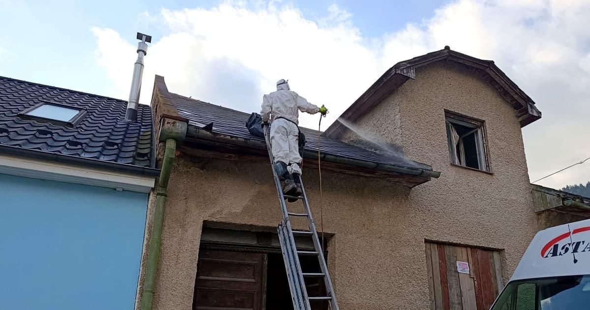 Pracovník ASTANA stabilizuje eternitovú strechu pred bezpečnou demontážou